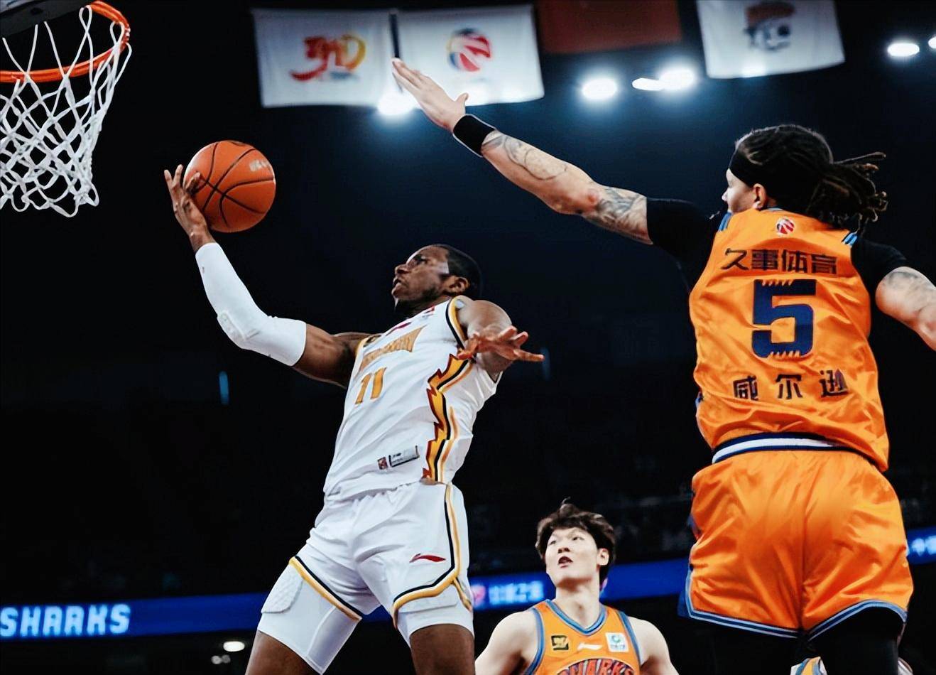 半场领先被反超，球队苦战回追保持不败的简单介绍