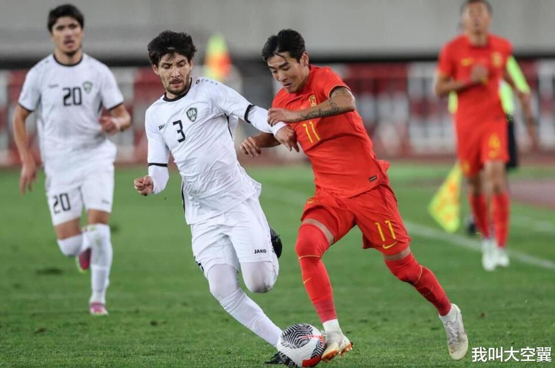 关于比赛的讨论引发球迷们的热议和争论 关于比赛的讨论引发球迷们的热议和争论