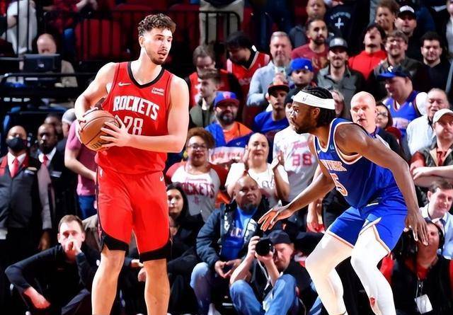 勇士中锋伤愈复出,带领球队战胜火箭 勇士中锋伤愈复出,带领球队战胜火箭