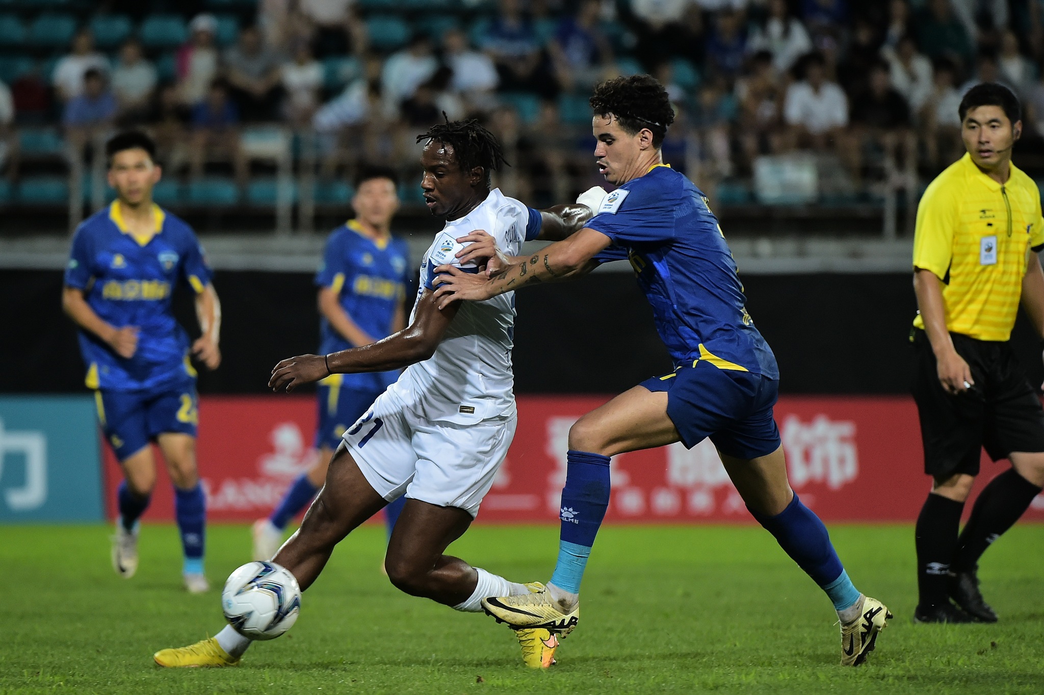 包含足球顶级联赛再迎新一轮较量,球队备战全力的词条 包含足球顶级联赛再迎新一轮较量,球队备战全力的词条