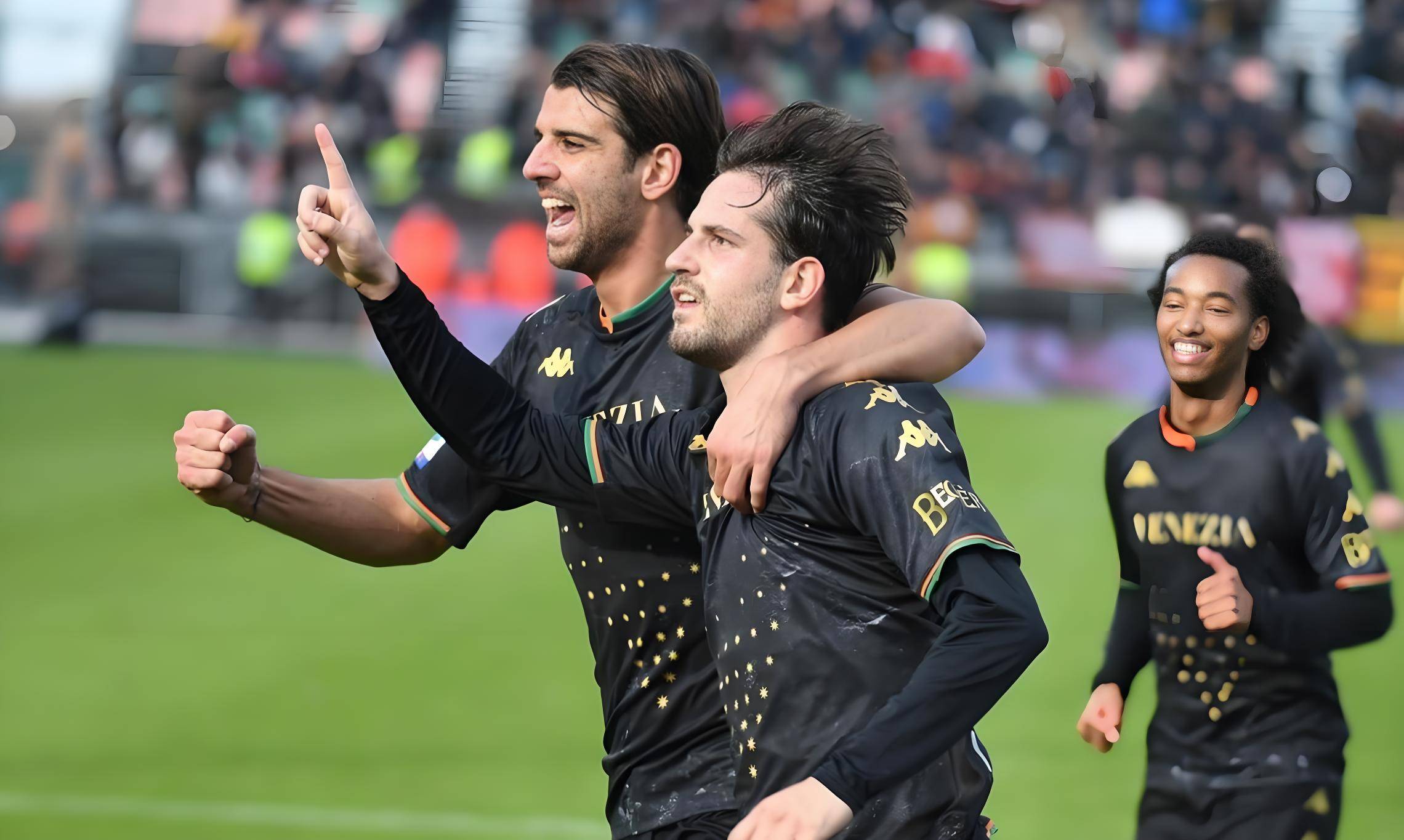 精彩对决场面激烈,球员个人起伏迅猛 精彩对决场面激烈,球员个人起伏迅猛