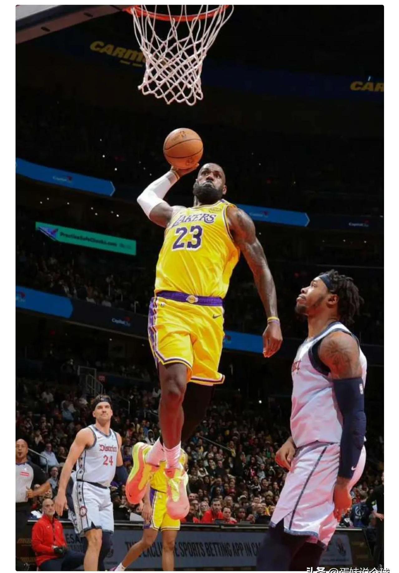 詹姆斯对决安东尼-戴维斯引爆全场的简单介绍 詹姆斯对决安东尼-戴维斯引爆全场的简单介绍