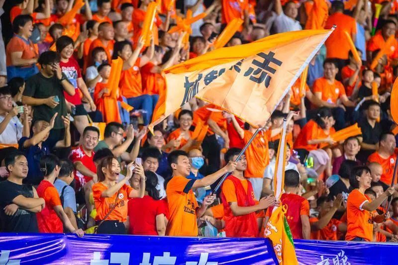 激烈角逐,紧张刺激,球迷热情高涨的简单介绍 激烈角逐,紧张刺激,球迷热情高涨的简单介绍