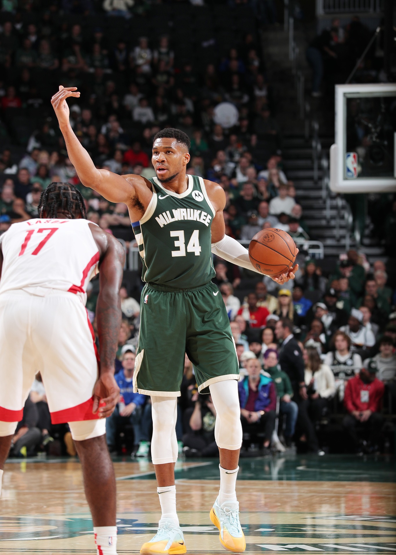 关于雄鹿全队超水平发挥，稳占榜首位置的信息