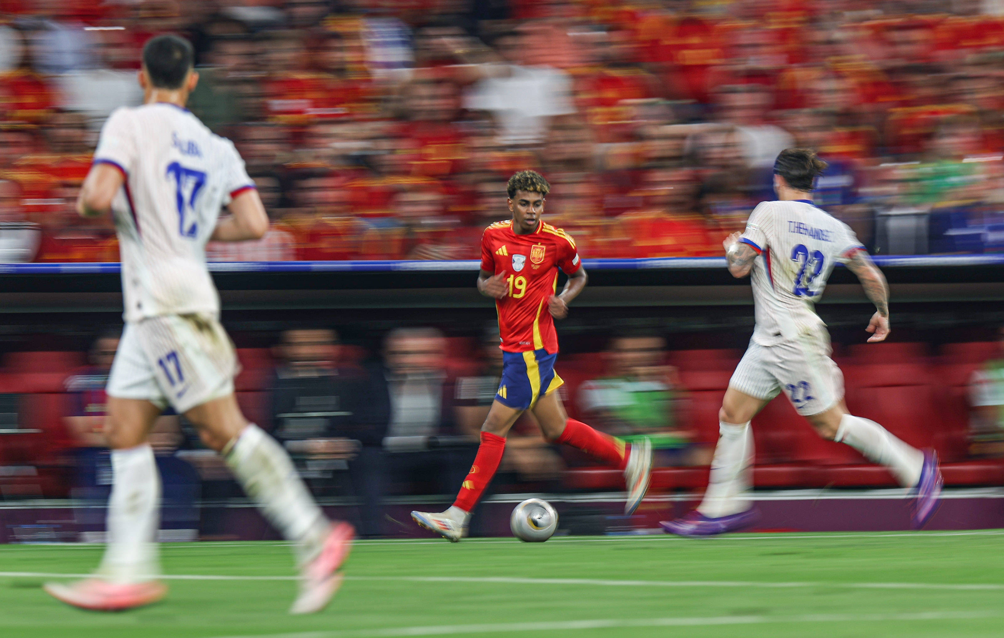 包含西班牙足球迷幽默华丽晋级欧锦赛热舞的词条