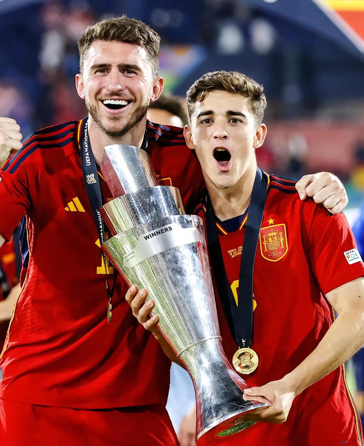 包含西班牙足球迷幽默华丽晋级欧锦赛热舞的词条