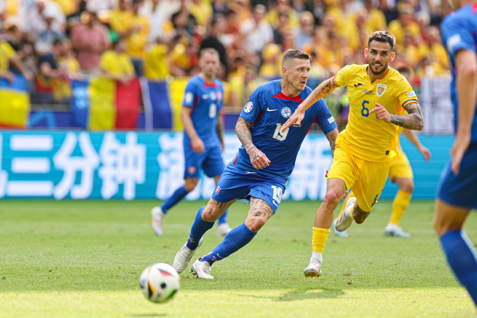 欧洲预选赛继续进行，各队拼尽全力