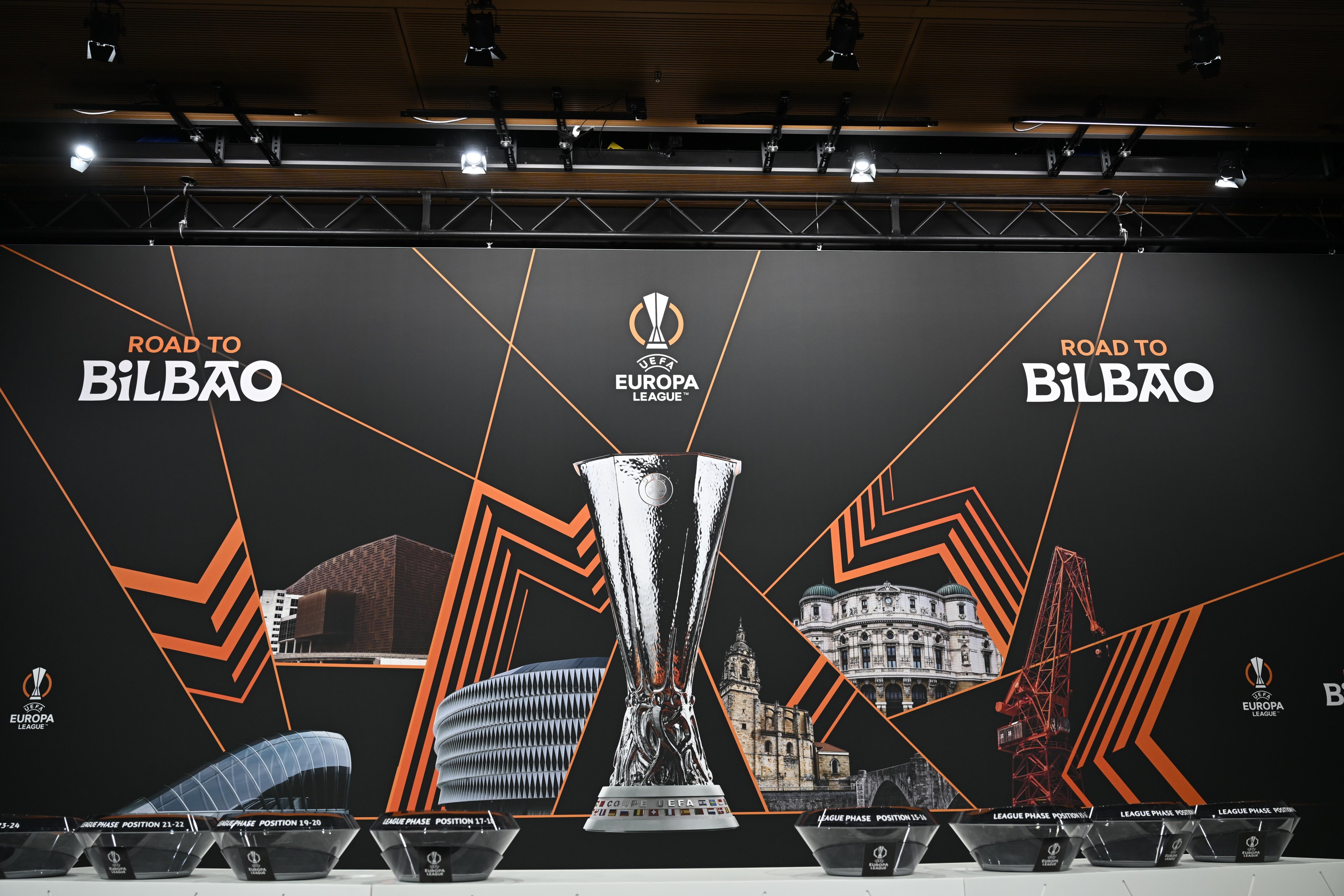 欧洲预选赛继续进行，各队拼尽全力