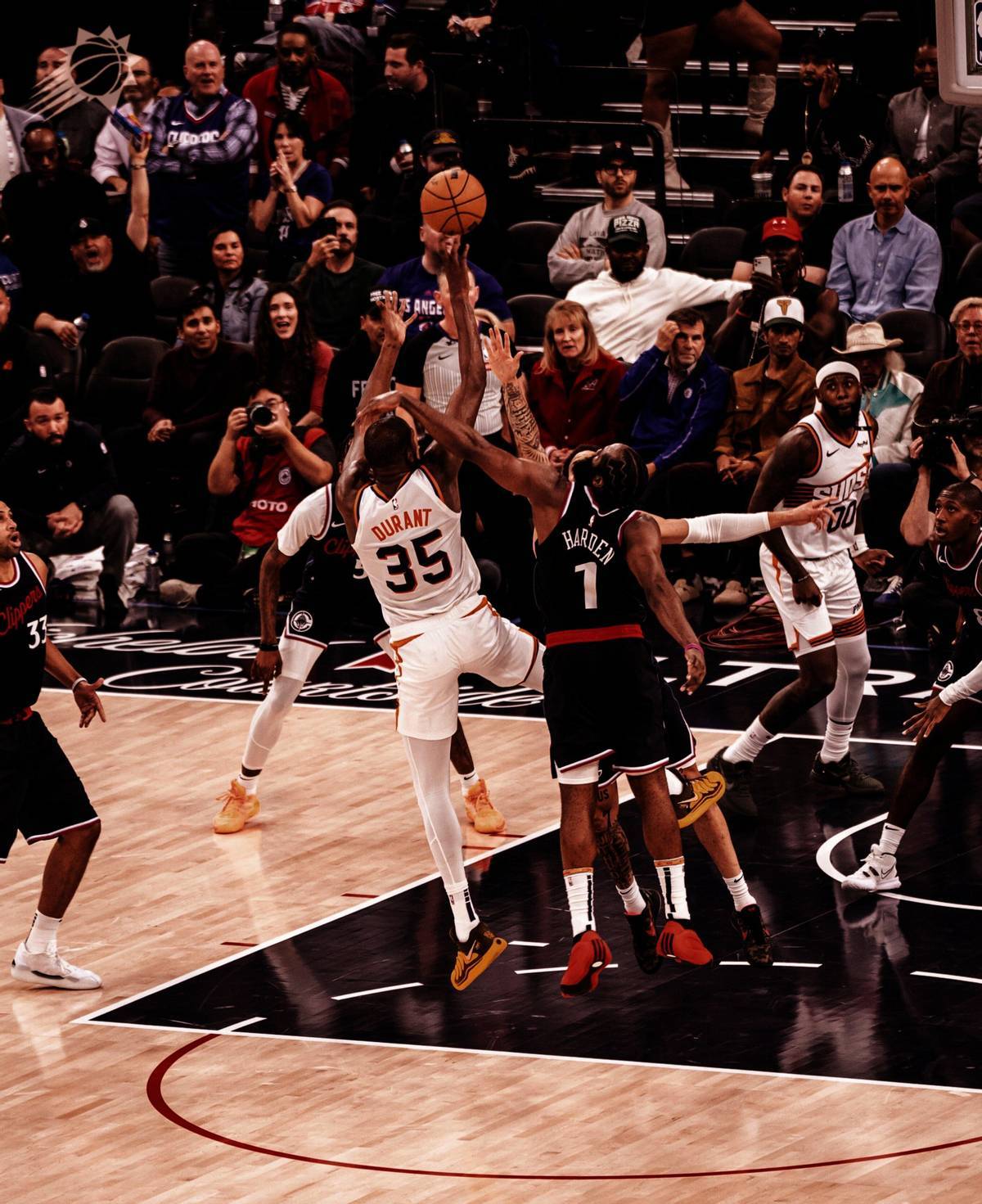 伦纳德精彩表现带领球队轻松取胜的简单介绍 伦纳德精彩表现带领球队轻松取胜的简单介绍