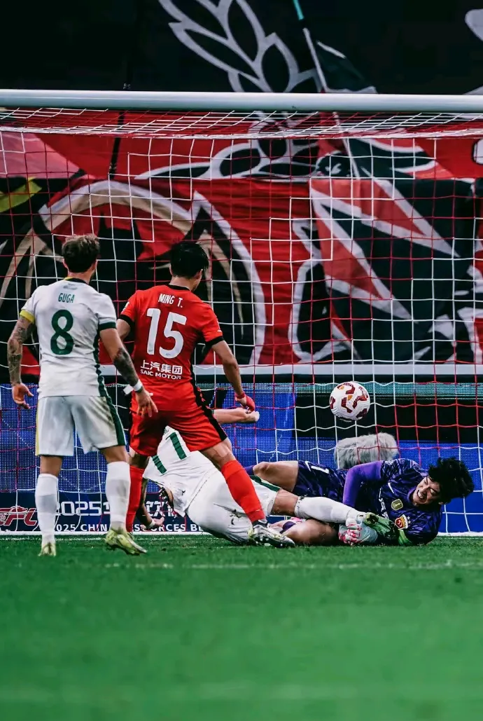 包含足球巨星对决,激情澎湃的赛场战役的词条 包含足球巨星对决,激情澎湃的赛场战役的词条