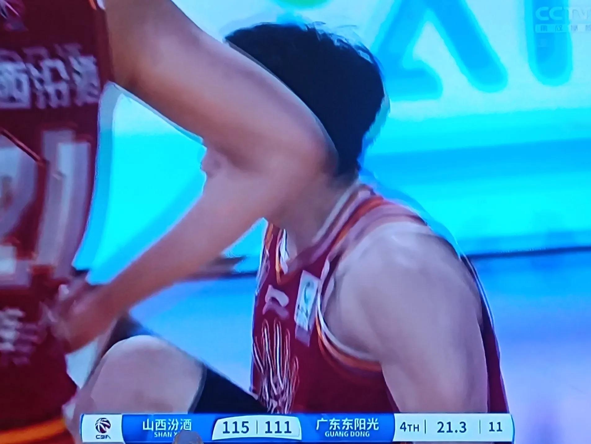 比赛中裁判判罚助攻犯规，技术出现瑕疵