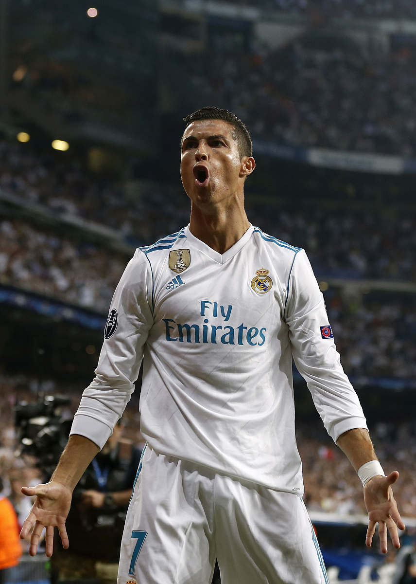 C罗在巴黎的比赛中伤退 C罗在巴黎的比赛中伤退