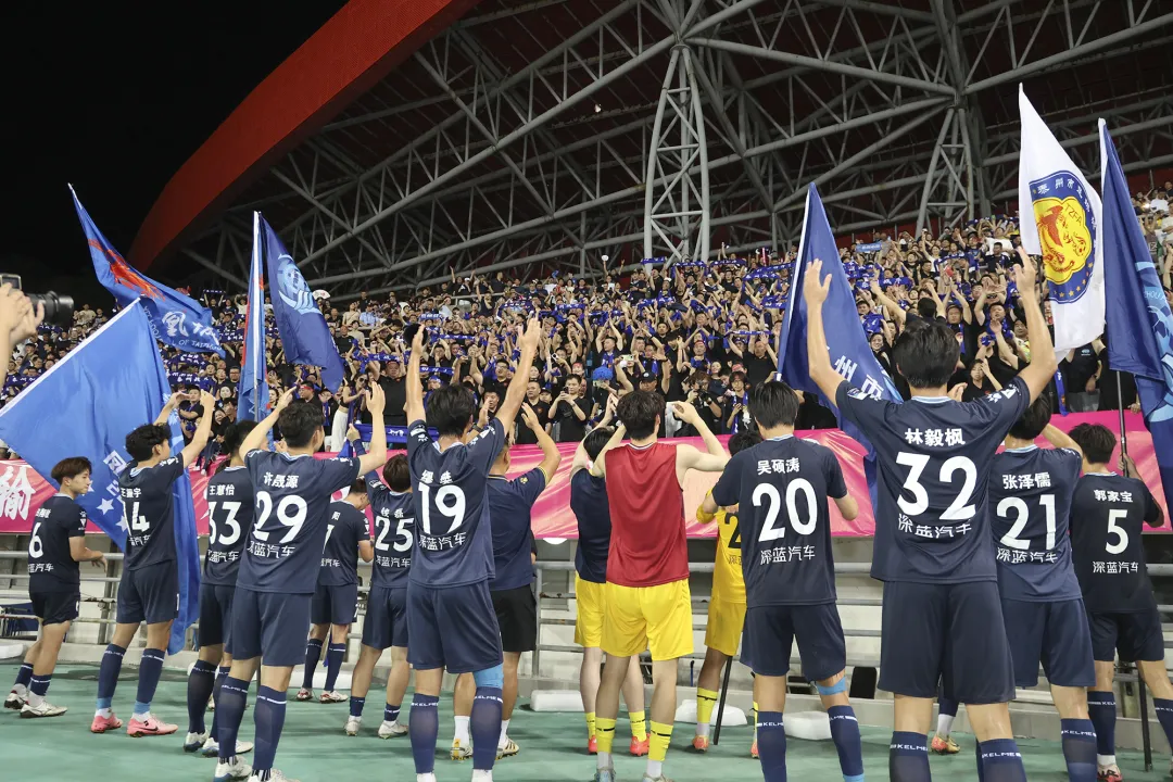 包含球迷激情高涨，为喜爱的队伍呐喊助威的词条