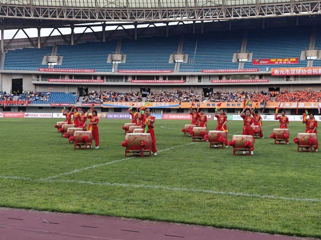 包含喜怒哀乐赛场演绎，球员奋勇拼搏向胜利冲刺的词条