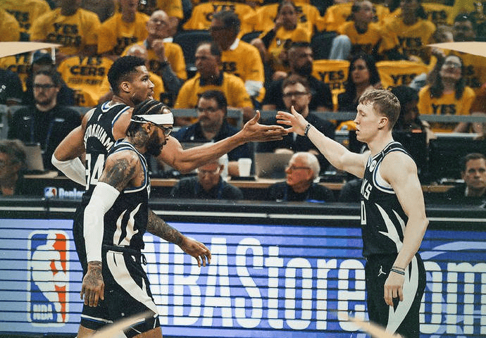 雄鹿大胜开拓者，字母哥连续砍30+的简单介绍