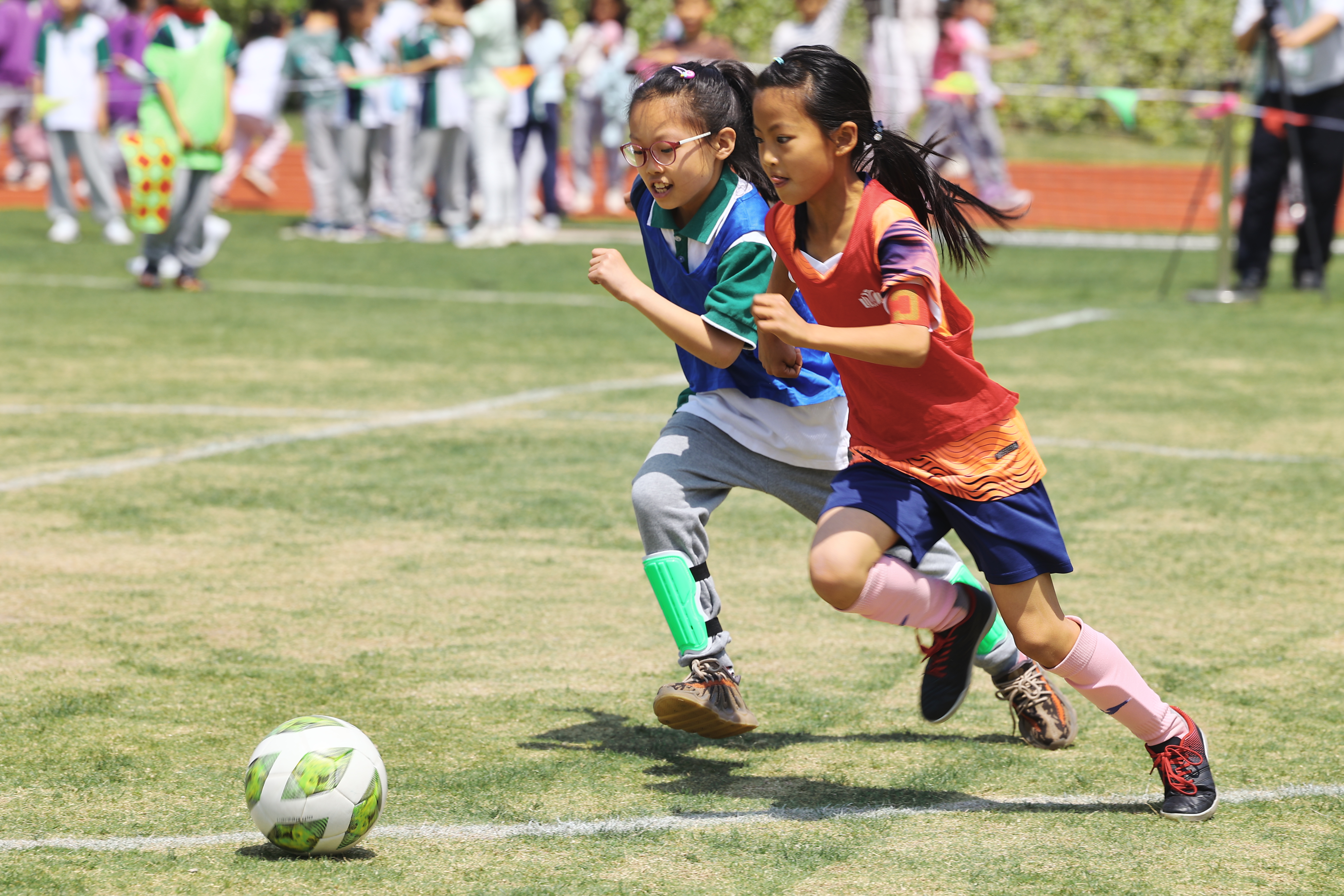 体坛女足球选手勇往直前展现实力 体坛女足球选手勇往直前展现实力