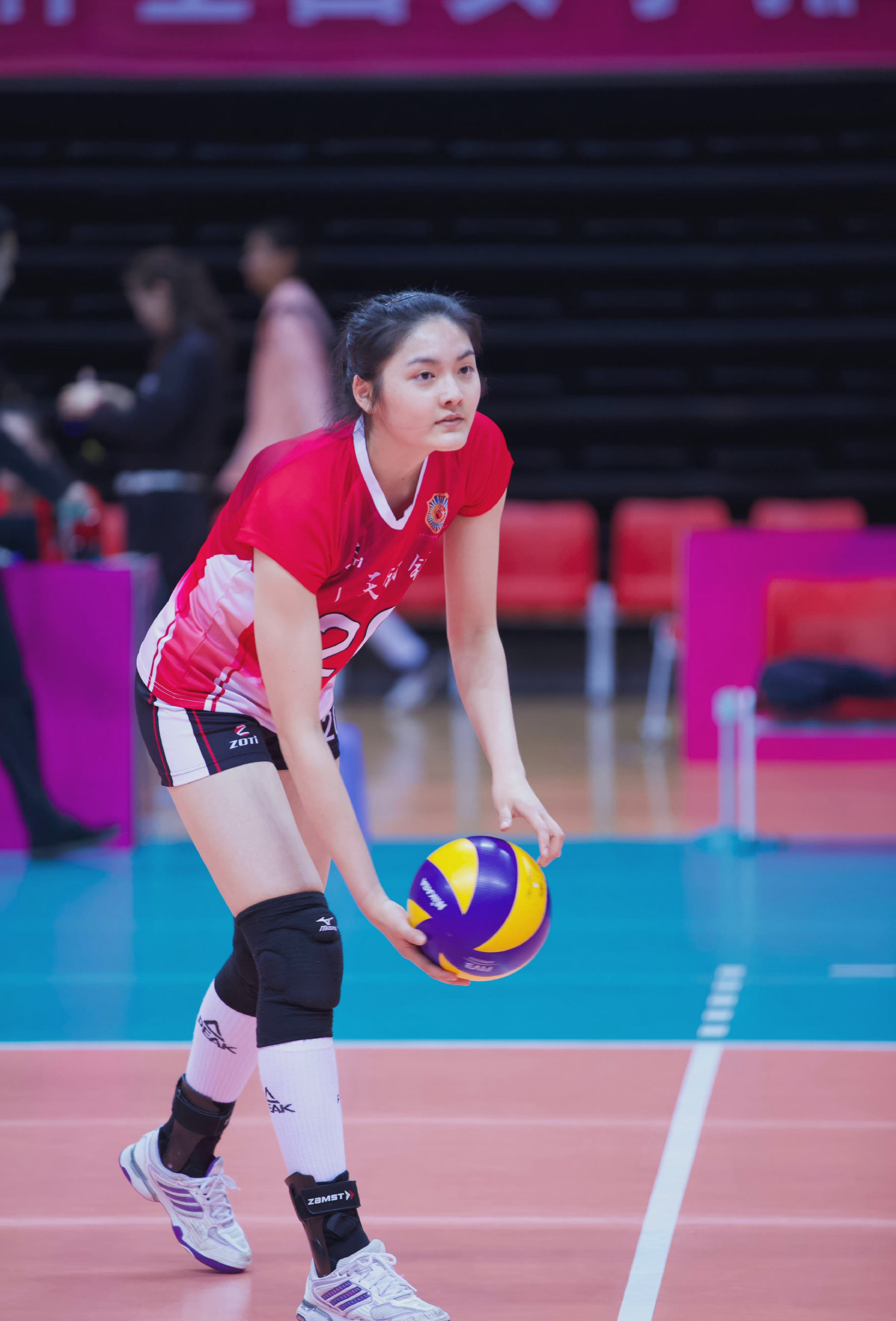 体坛女足球选手勇往直前展现实力 体坛女足球选手勇往直前展现实力