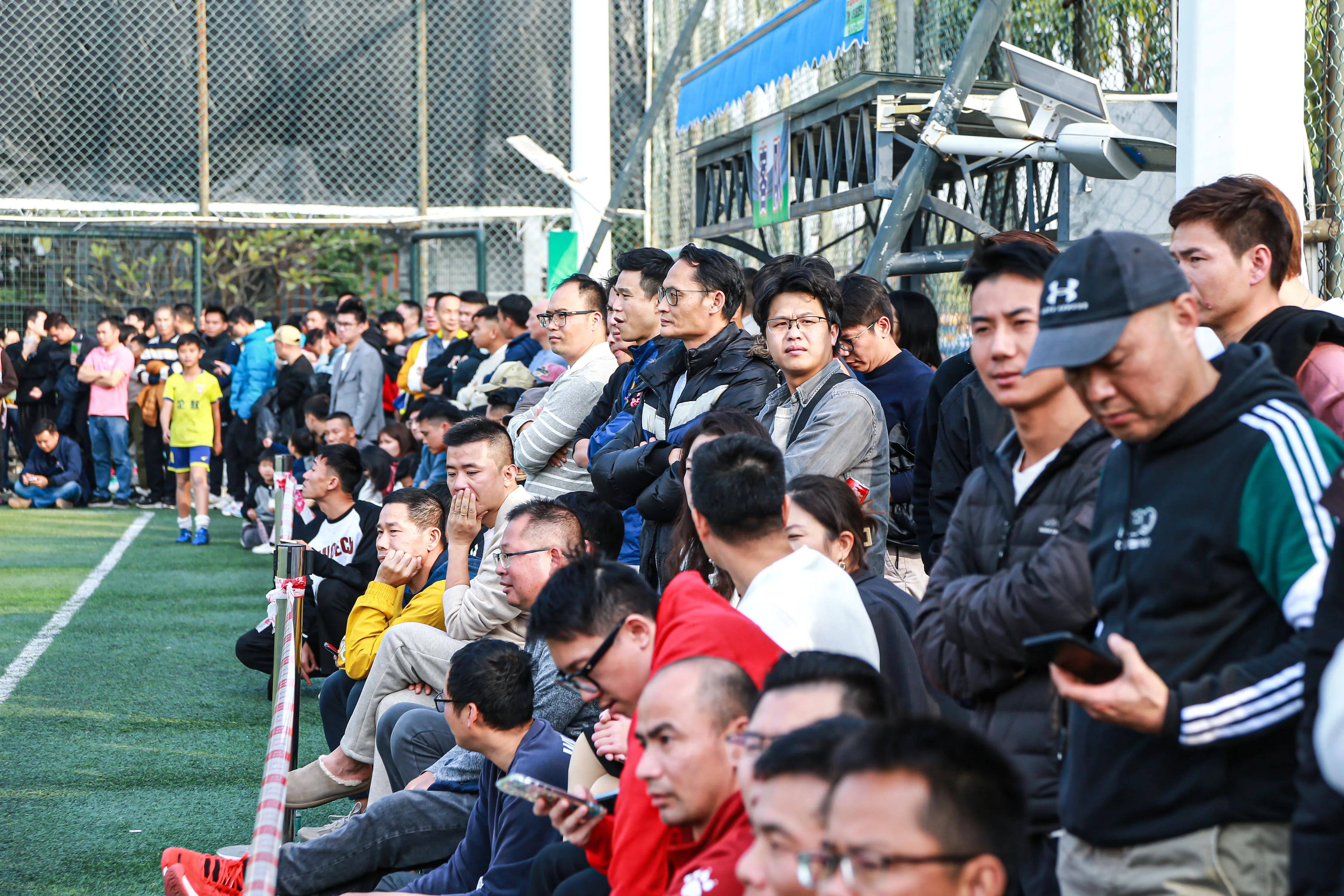 足球盛事场面壮观,球员矢志夺冠的简单介绍 足球盛事场面壮观,球员矢志夺冠的简单介绍