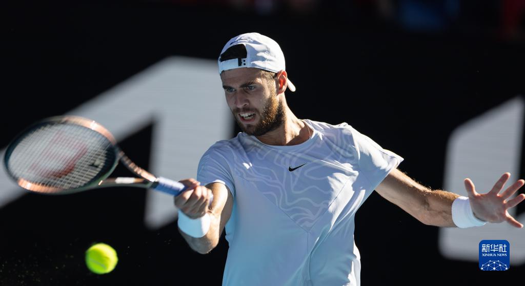 年终总决赛轻取澳网,西西帕斯点燃赛场 年终总决赛轻取澳网,西西帕斯点燃赛场