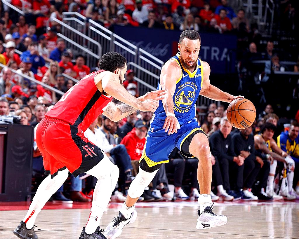 骑士险胜火箭,拉文统治全场 骑士险胜火箭,拉文统治全场