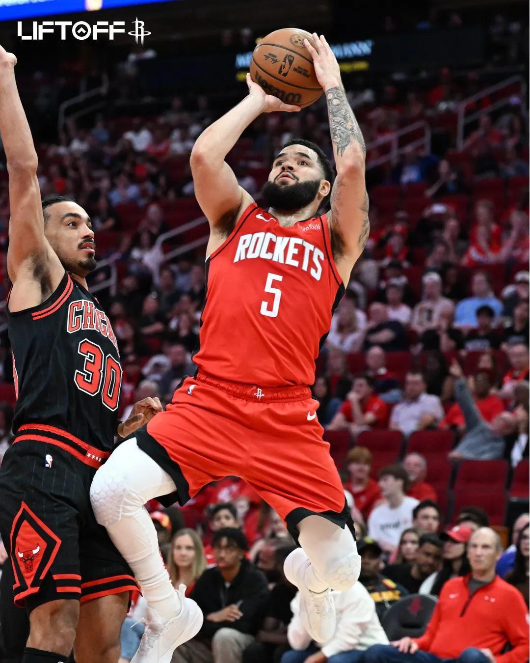 骑士险胜火箭,拉文统治全场 骑士险胜火箭,拉文统治全场